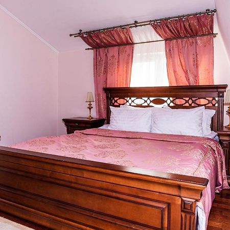 Olymp Hotel Uzhhorod Bagian luar foto