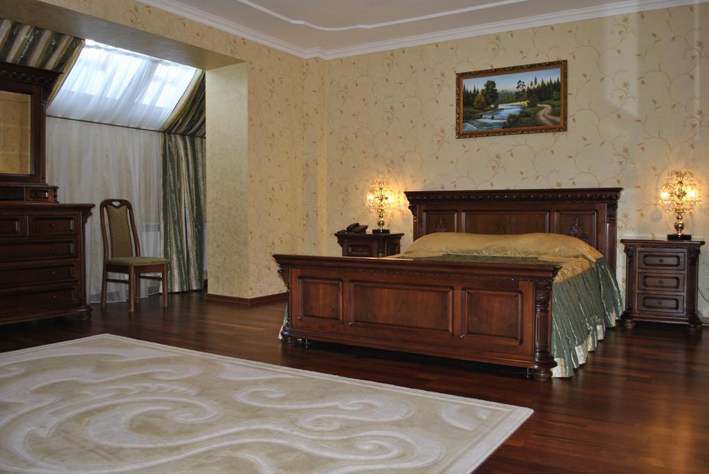 Olymp Hotel Uzhhorod Bagian luar foto