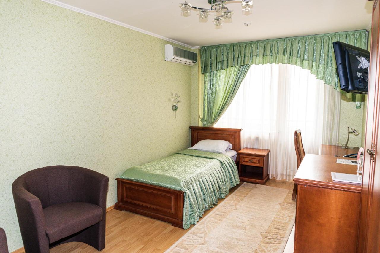 Olymp Hotel Uzhhorod Bagian luar foto