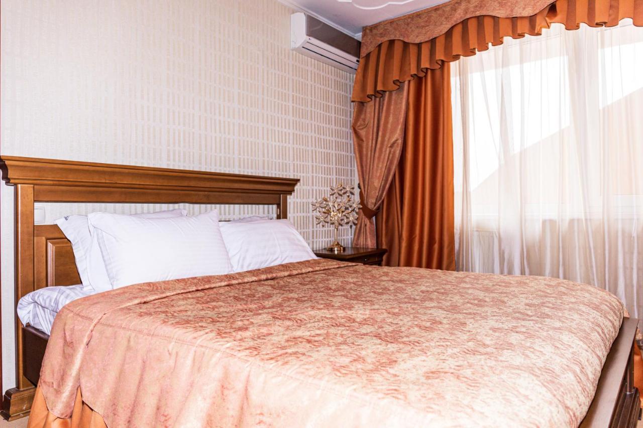 Olymp Hotel Uzhhorod Bagian luar foto