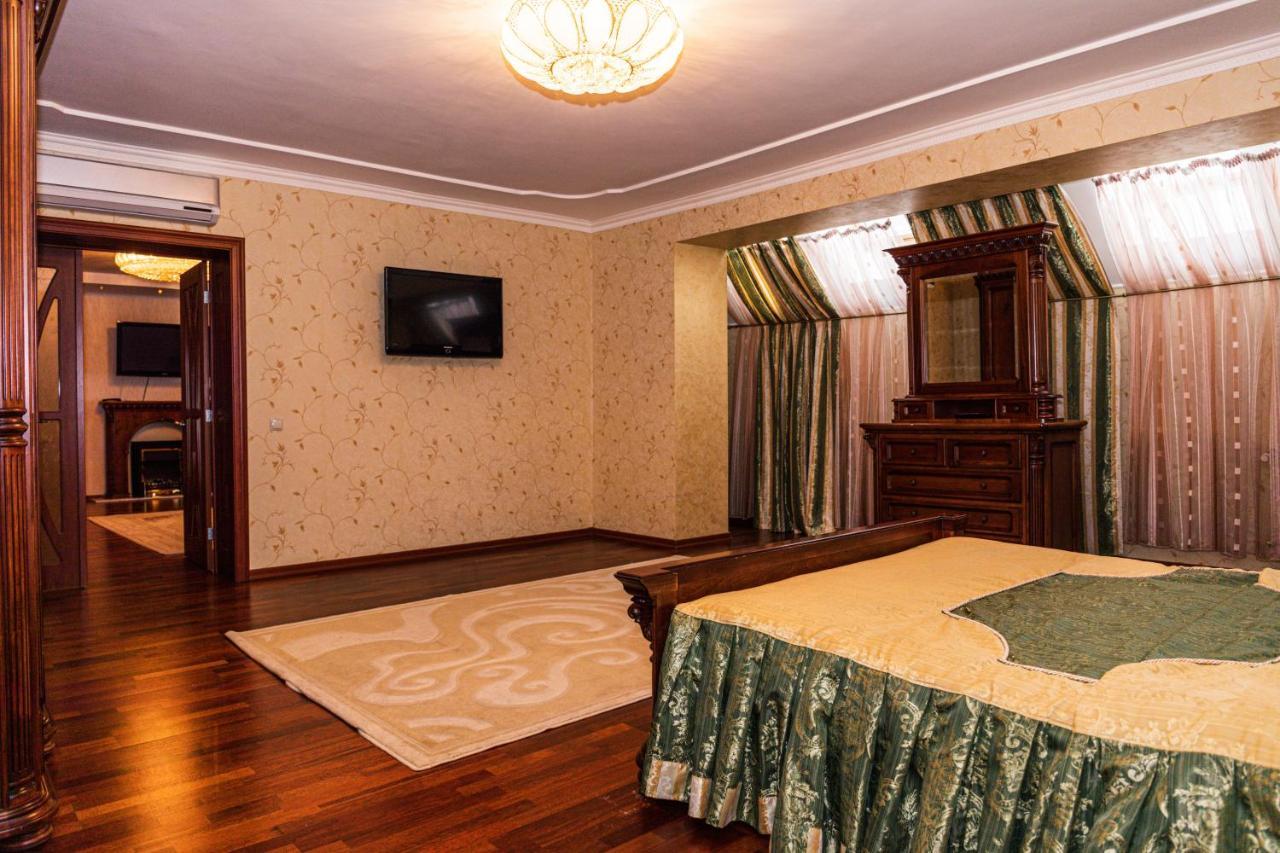 Olymp Hotel Uzhhorod Bagian luar foto