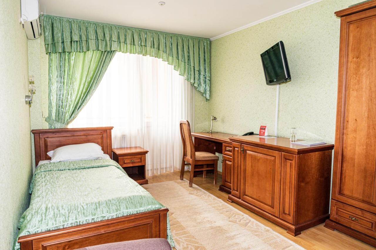 Olymp Hotel Uzhhorod Bagian luar foto