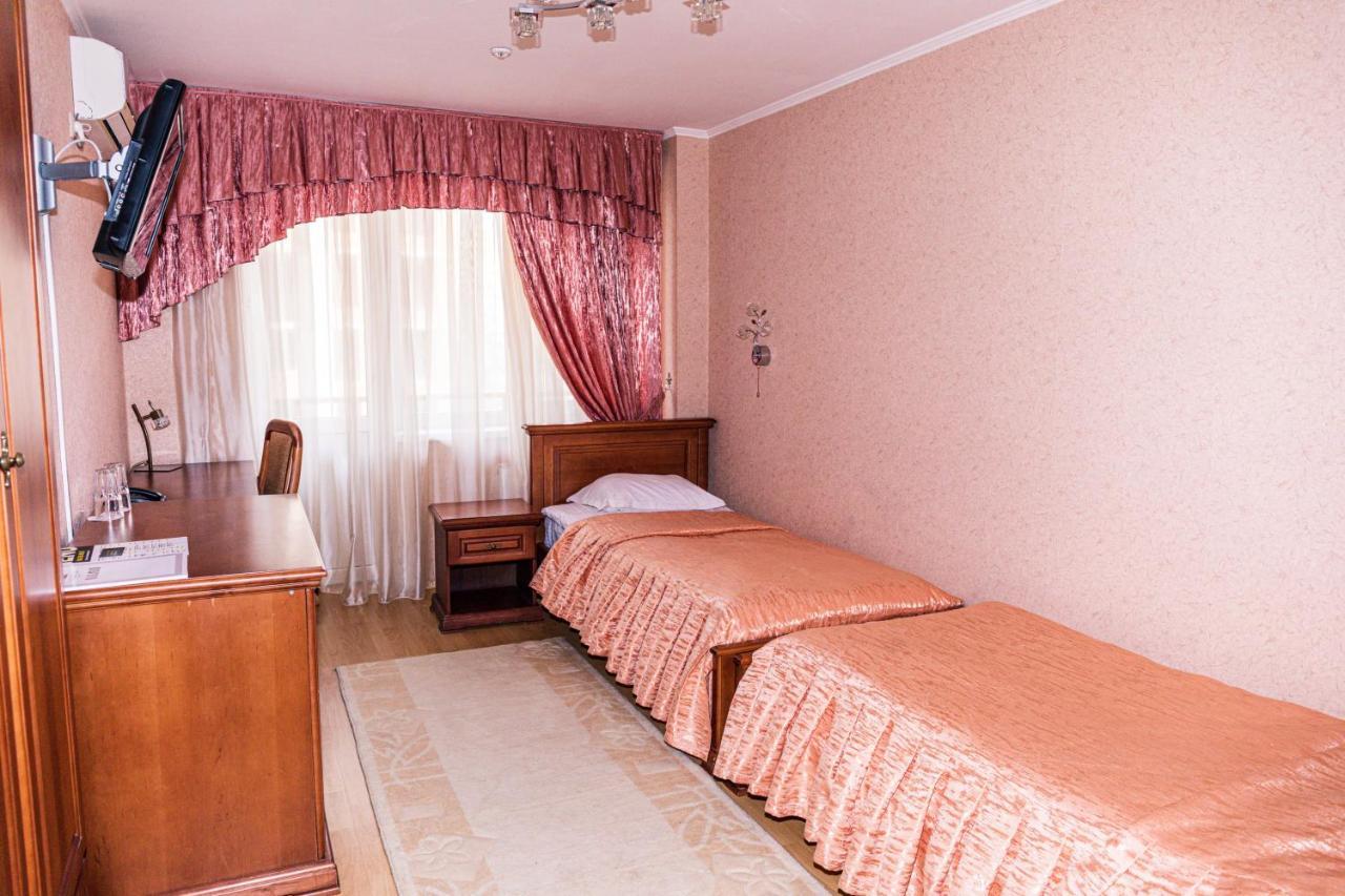 Olymp Hotel Uzhhorod Bagian luar foto