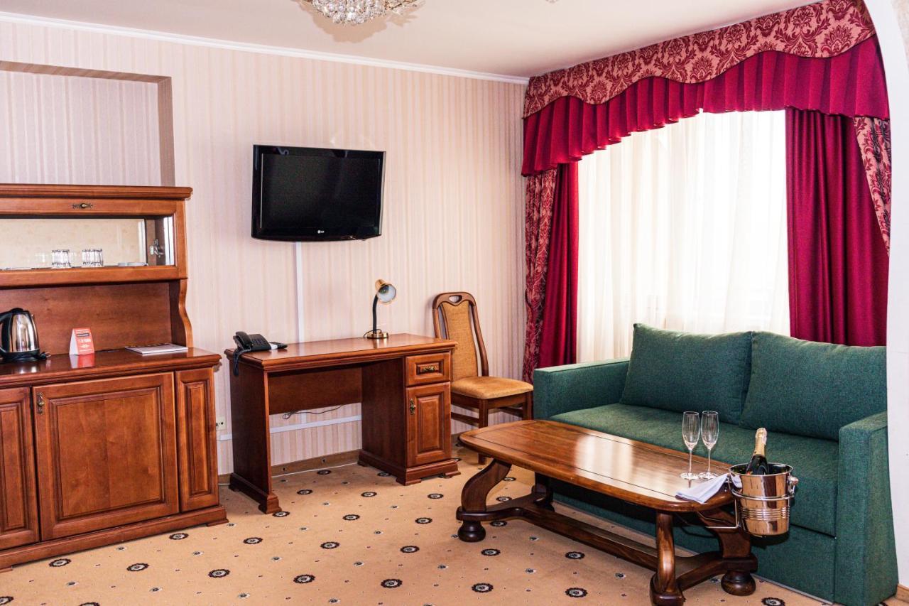 Olymp Hotel Uzhhorod Bagian luar foto