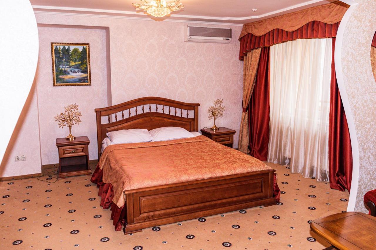 Olymp Hotel Uzhhorod Bagian luar foto