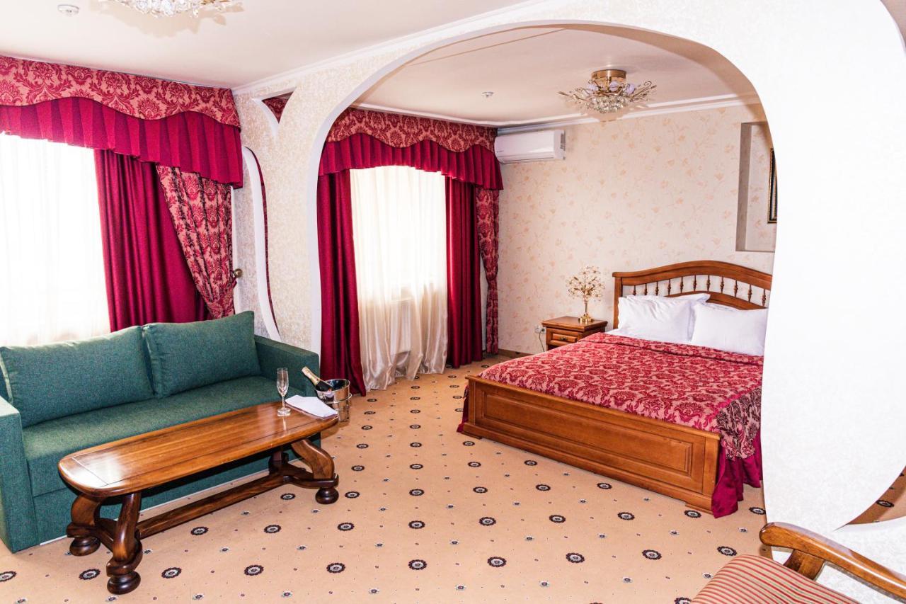 Olymp Hotel Uzhhorod Bagian luar foto