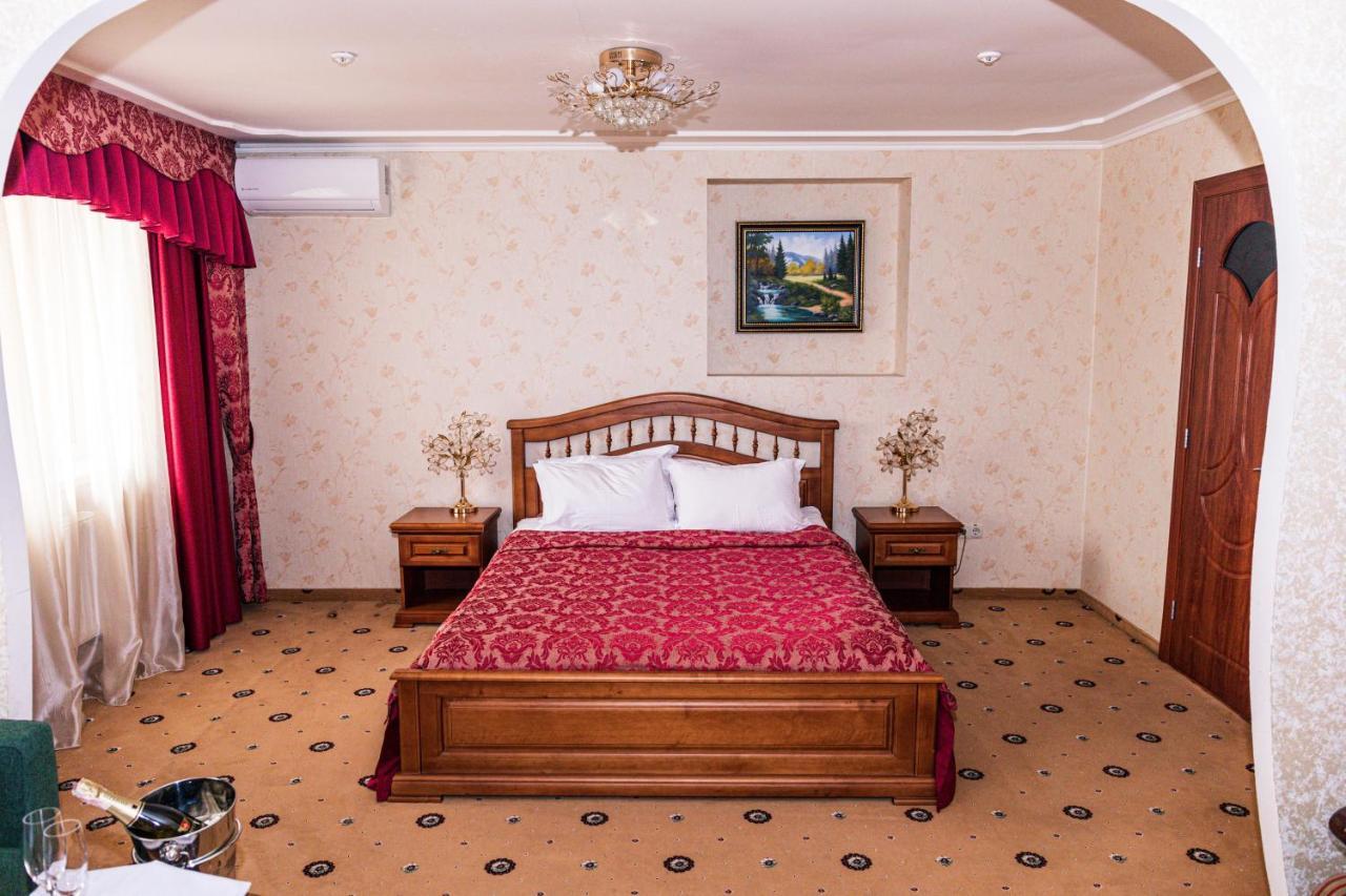 Olymp Hotel Uzhhorod Bagian luar foto