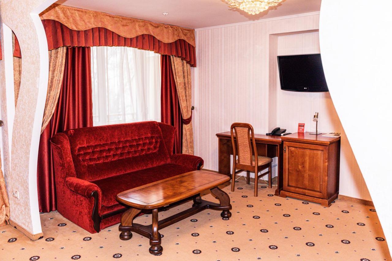 Olymp Hotel Uzhhorod Bagian luar foto