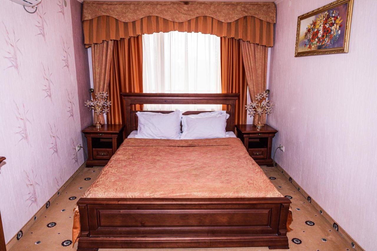 Olymp Hotel Uzhhorod Bagian luar foto